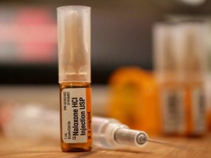 naloxone injecting kit